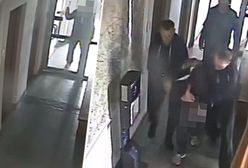 Wtargnął z młotkiem na komisariat. Moment akcji nagrała kamera