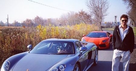 Wojewódzki chwali się samochodami na wiejskiej drodze (FOTO)