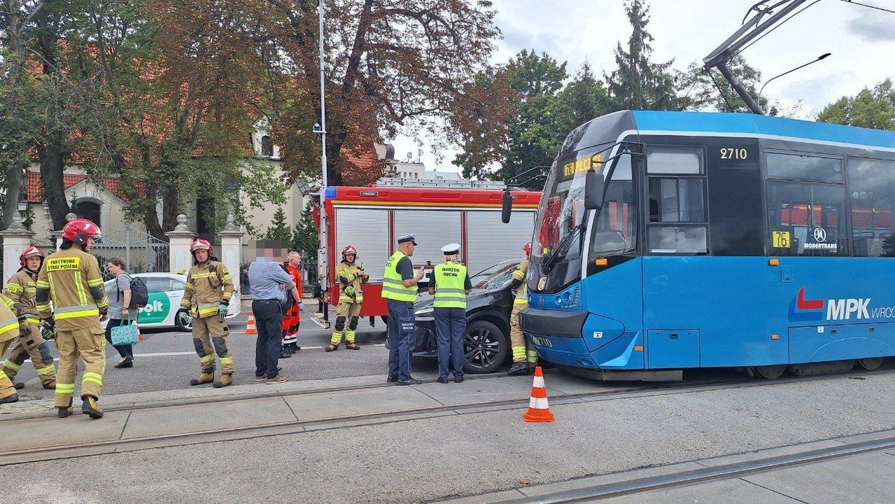 Wypadek tramwaju i osobówki