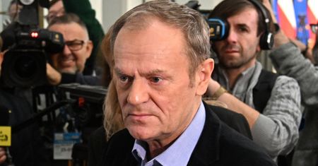 Dziennikarka uderzona kamerą. Donald Tusk żartuje z "krwawego reżimu"