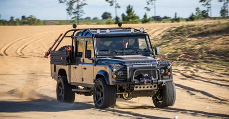 Bojowy Land Rover Defender z V8 pod maską zapewni luksus w terenie
