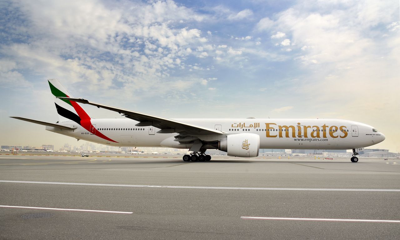 Jeden proc. ludzi na świecie odpowiada za połowę emisji branży lotniczej - Samolot Boeing 777-300ER firmy Emirates Airlines.