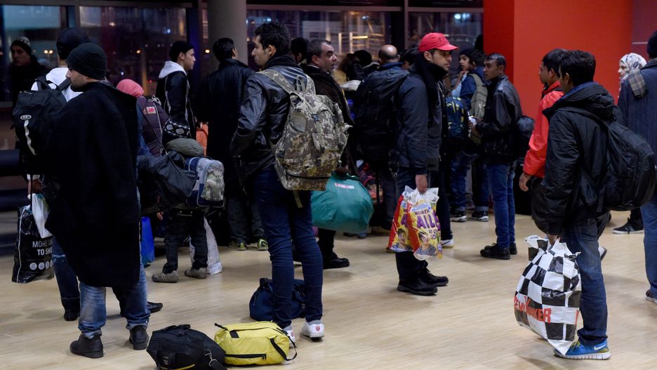 Refugees and migrants on their way to Sweden
epa05007940 Migrants wait to board a ferry to Sweden in Kiel, Germany, 02 November 2015. The city of Kiel accommodated more then 600 refugees in transit again in the night before. German Chancellor Angela Merkel and the head of her Christian Democrats' Bavarian sister party appeared on 01 November to have defused a dispute over the country's refugee policy that has divided her conservative coalition. In a bid to secure a better grip on the thousands of refugees arriving in Germany each day, Merkel and Seehofer began talks early 01 November with Sigmar Gabriel, the leader of the Social Democratic Party, the junior coalition partner.  EPA/CARSTEN REHDER 
Dostawca: PAP/EPA.
CARSTEN REHDER