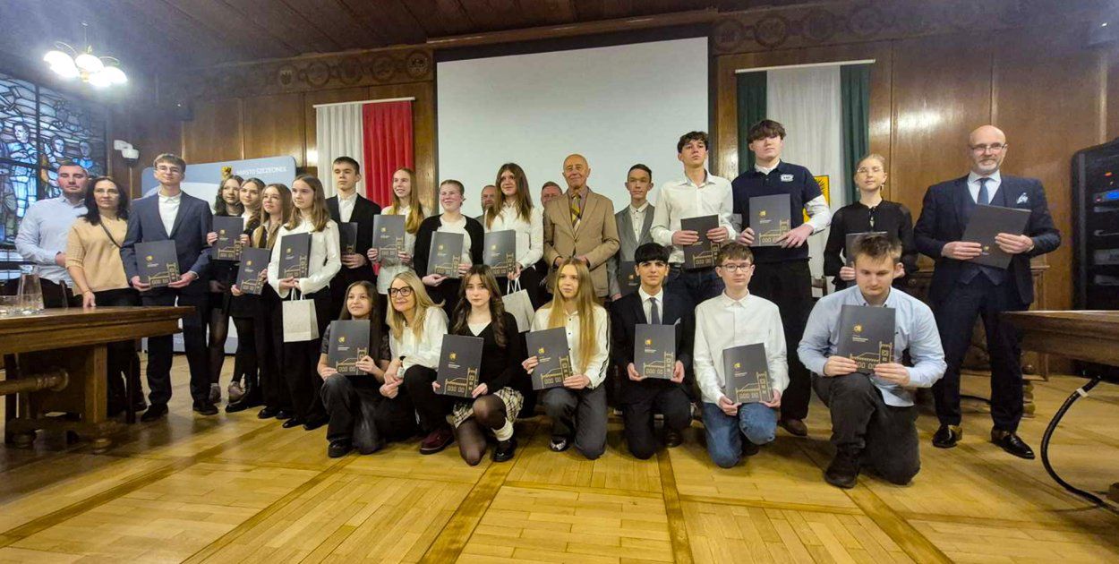 Szczecinek: 23 młodych mieszkańców odebrało stypendia i nagrody burmistrza