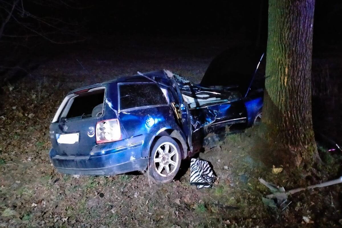Volkswagen uderzył w drzewo w Maciejowie Starym