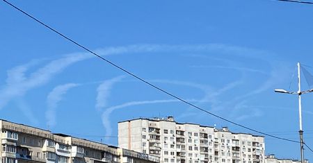 "Obrona powietrzna działa". Zdjęcie nieba nad Kijowem