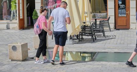 Po wypolerowanej szybie i tak chodzą ludzie, nie pomagają taśmy. Ogrodzenie ma zniechęcić do wejścia na okno czasu