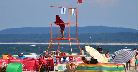 Zakaz wejścia do Bałtyku na części kąpielisk. Powiewają czerwone flagi