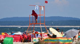 Zakaz wejścia do Bałtyku na części kąpielisk. Powiewają czerwone flagi