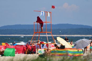 Zakaz wejścia do Bałtyku na części kąpielisk. Powiewają czerwone flagi