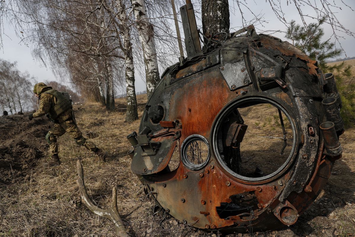Pozostałości po rosyjskim czołgu biorącym udział w inwazji na Ukrainę