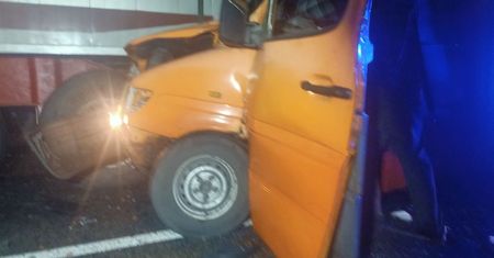 Śląskie. Cztery pojazdy zderzyły się na S1 w Dąbrowie Górniczej. Dwie osoby trafiły do szpitala