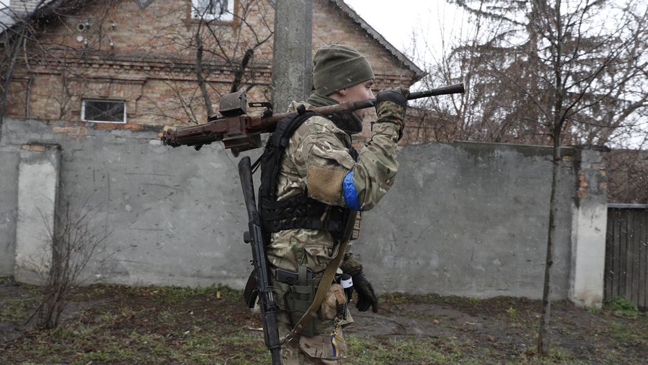 A Ukrainian soldier carries a machine-gun salvaged from a destroyed Russian military machinery in the areas recaptured by the Ukrainian army in the city of Bucha, Ukraine, 03 April 2022. Dmitrivka and the area around had recently been recaptured by the Ukrainian army from Russian forces. On 24 February, Russian troops had entered Ukrainian territory in what the Russian president declared a 'special military operation', resulting in fighting and destruction in the country, a huge flow of refugees, and multiple sanctions against Russia EPA/ATEF SAFADI Dostawca: PAP/EPA.