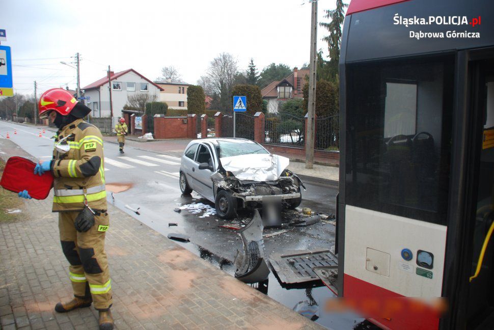 Dąbrowa Górnicza. Blisko tragedii. Pijany prowadził kradziony samochód, zderzył się z autobusem i uciekł