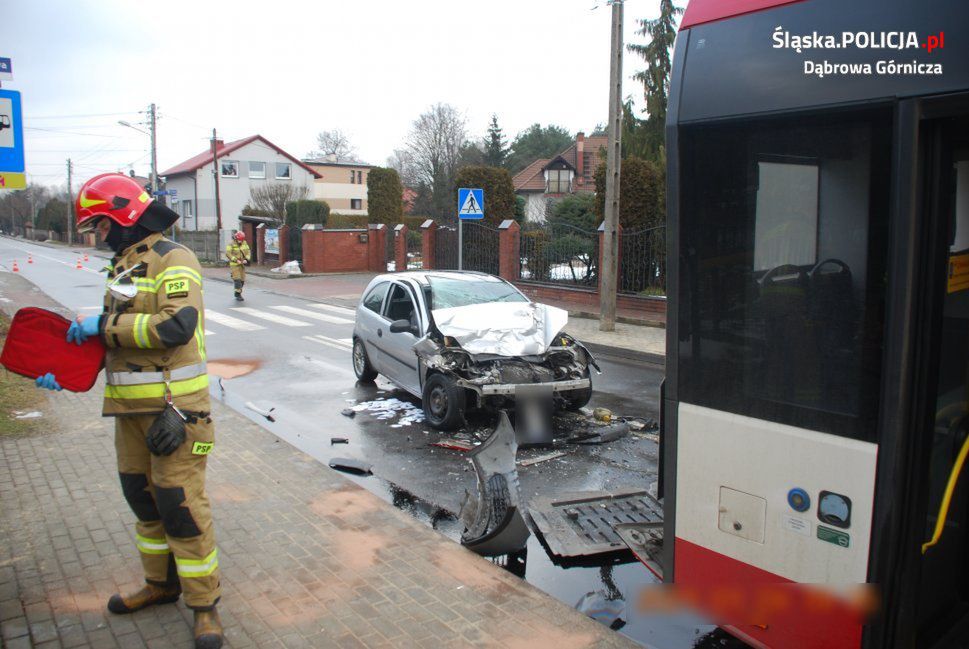 Dąbrowa Górnicza. Kierowca opla, który wjechał w autobus, miał sporo na sumieniu.