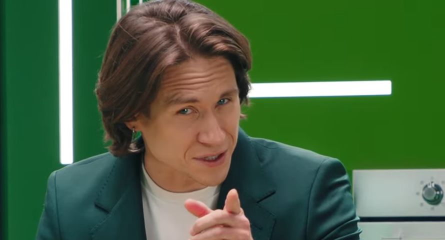 Michał Meyer reklamuje dania i przekąski w Żabce