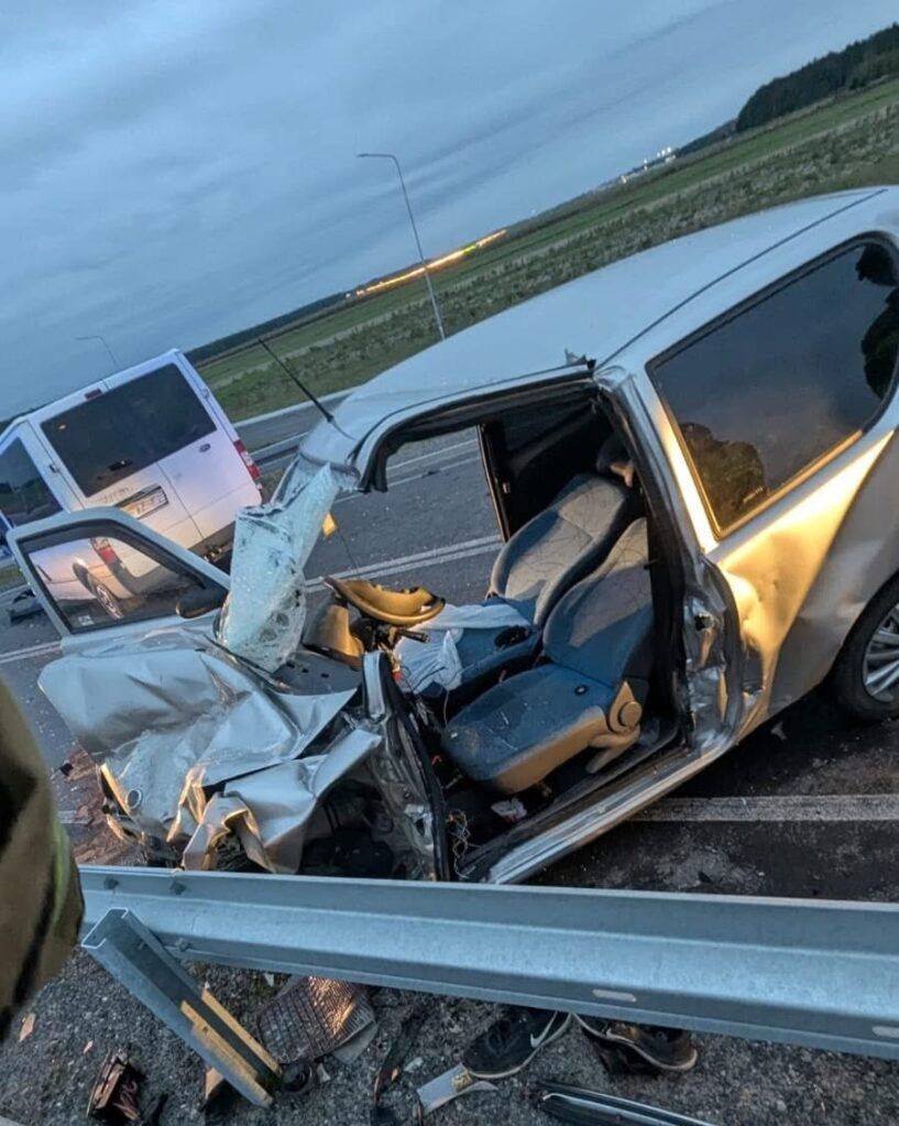 Zakroczym: Czołowe zderzenie seicento z busem na wiadukcie