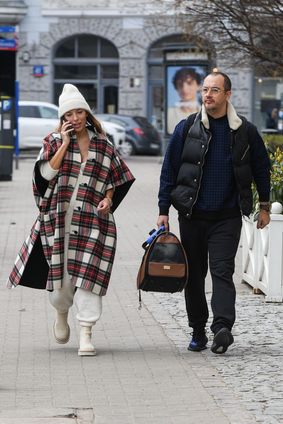 Ewa Chodakowska w kraciastym ponczo