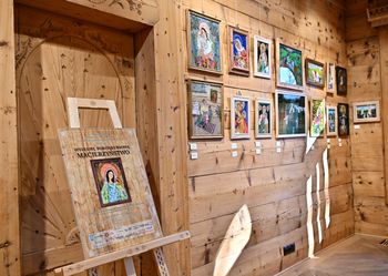 Zakopane: Wernisaż wystawy "Macierzyństwo" w Czerwonym Dworze