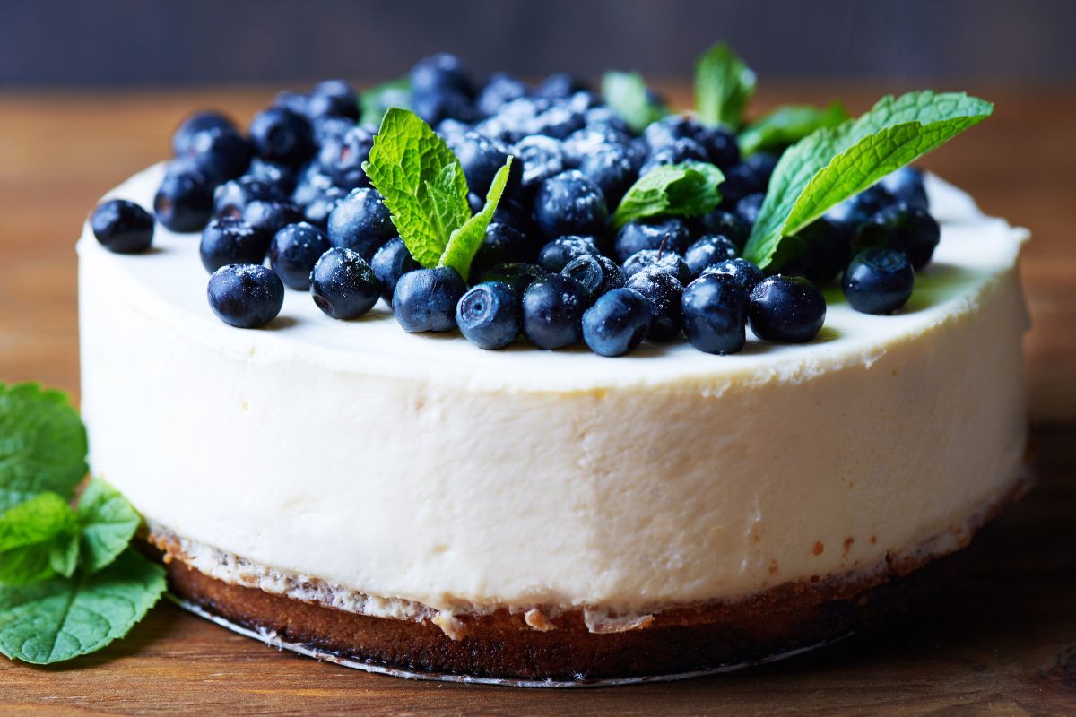 Sernik z białą czekoladą i borówkami