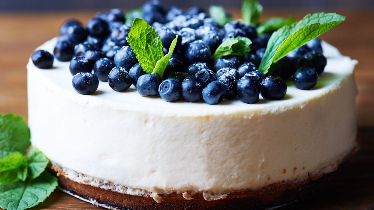 Sernik z białą czekoladą i borówkami