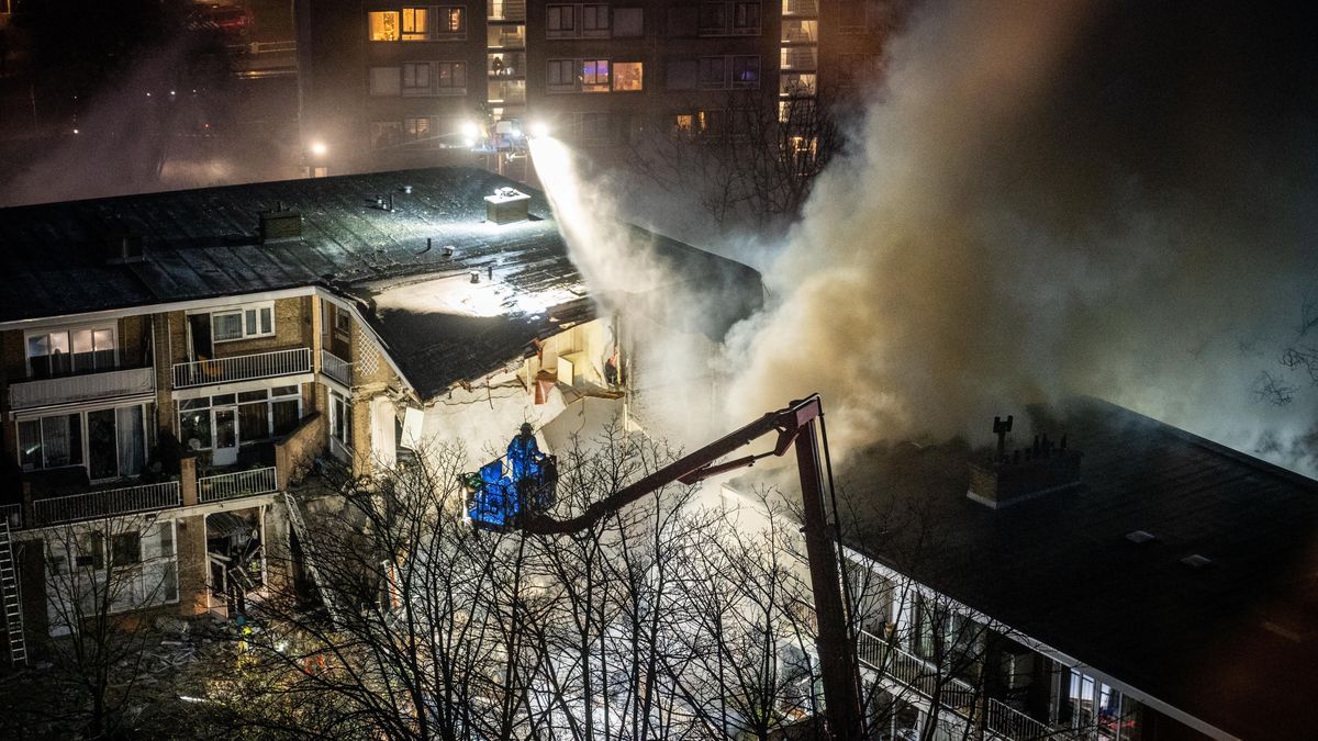 Fire in residential area in The Hague
epa11761568 Emergency services try to extinguish a fire after a fire and an explosion at a residential building, in The Hague, the Netherlands, 07 December 2024. The explosion blew away several apartments.  EPA/JOSH WALET 
Dostawca: PAP/EPA.
JOSH WALET
emergency, fire