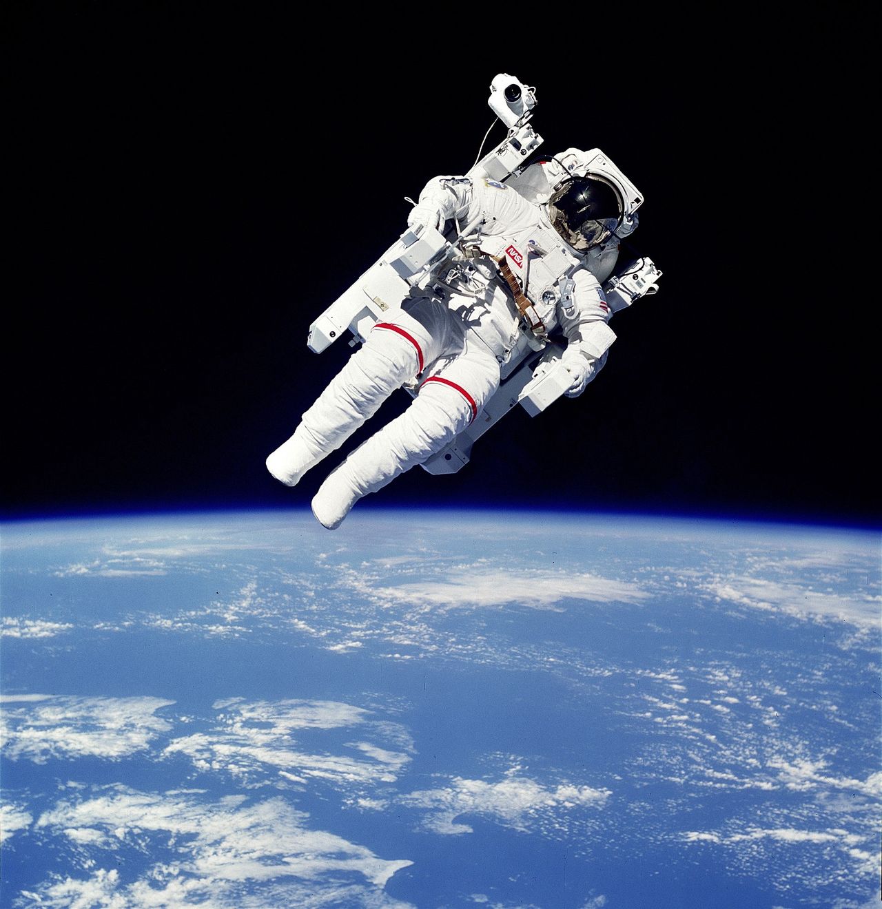 Astronauta NASA Bruce McCandless II używający załogowej jednostki manewrowej przed promem kosmicznym Challenger podczas misji wahadłowca STS-41-B w 1984 roku.