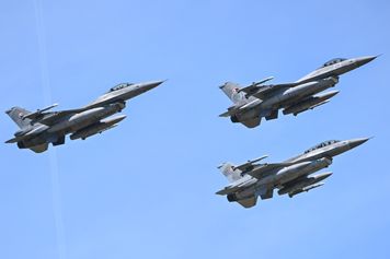 Gdy Rosja atakuje Ukrainę, Polska podrywa samoloty. Rosną koszty, maleją resursy