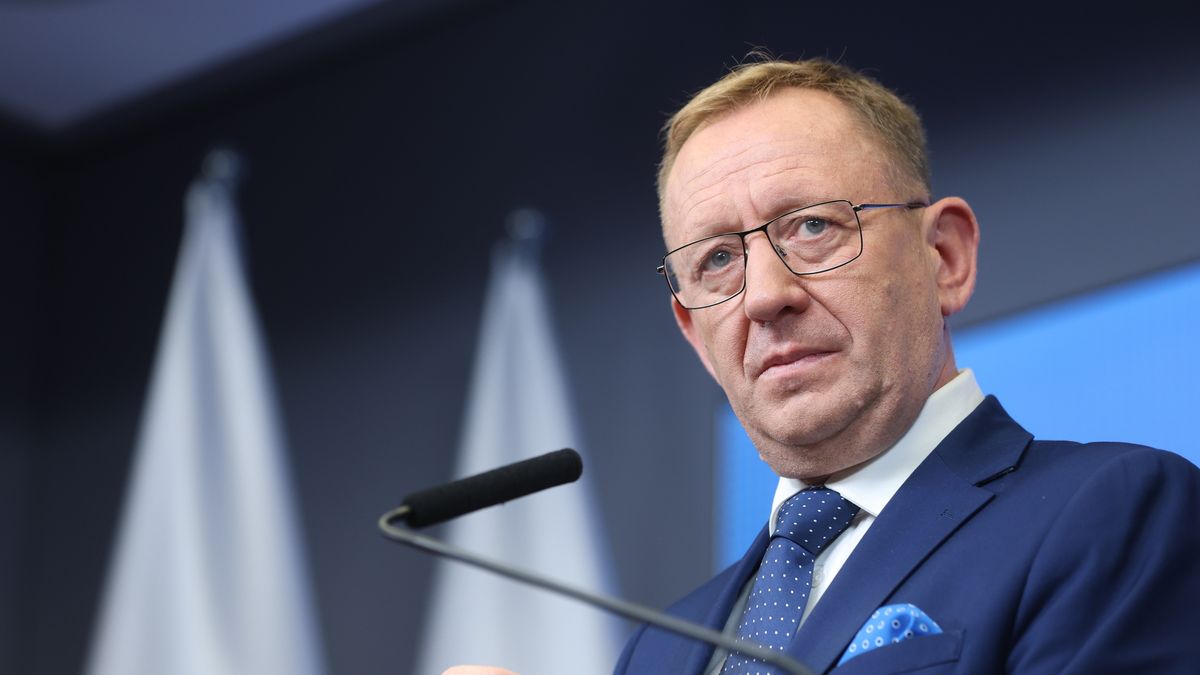 Warszawa, 25.08.2023. Minister rolnictwa i rozwoju wsi Robert Telus podczas briefingu prasowego po rozmowach z ministrami rolnictwa krajów przyfrontowych, 25 bm. w siedzibie MRiRW w Warszawie. (amb) PAP/Rafał Guz