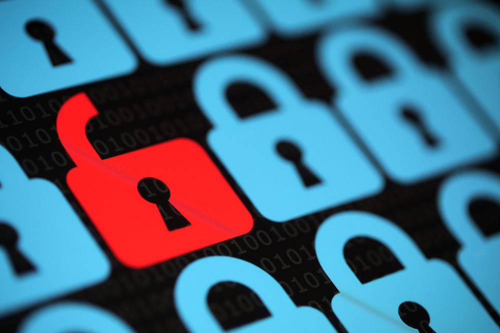 Zdjęcie nternet security concept open red padlock virus or unsecured with threat of hacking pochodzi z serwisu Shutterstock