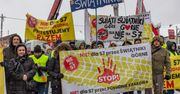 Świątniki Górne: Konsultacje i pytania o drogę S7. Mieszkańcy przyszli z banerami.