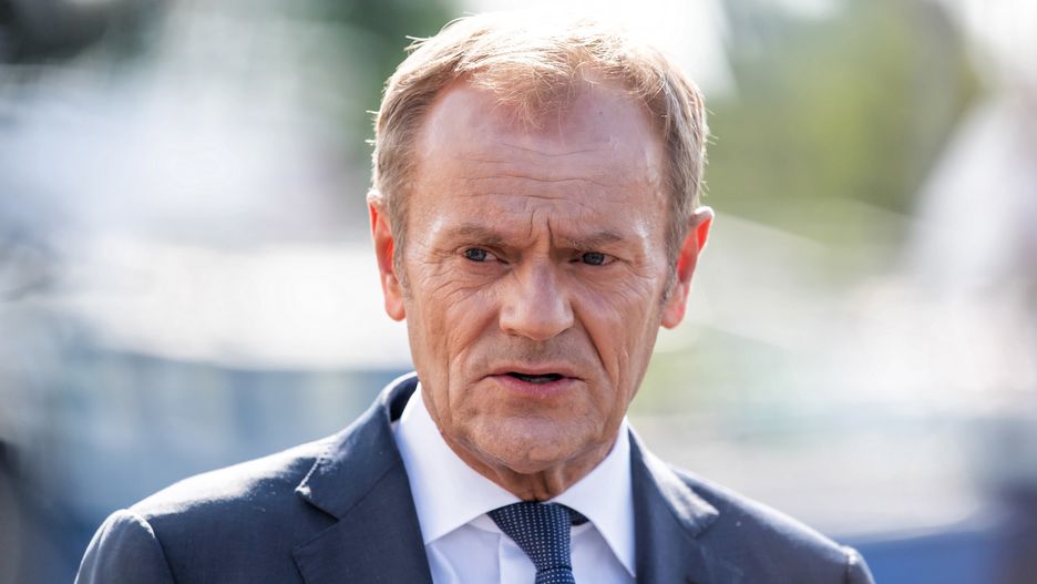 Nakło nad Notecią, 04.08.2021. Przewodniczący Platformy Obywatelskiej Donald Tusk podczas konferencji prasowej po spotkaniu z przedstawicielami samorządów, 4 bm. w Nakle nad Notecią. Przewodniczący PO przebywa z wizytą w woj. kujawsko-pomorskim. (sko) PAP/Tytus Żmijewski