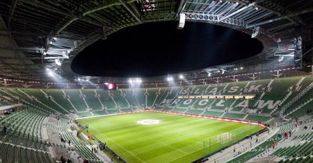 Koronawirus. Wrocław. Reklama za złotówkę na stadionie Śląska