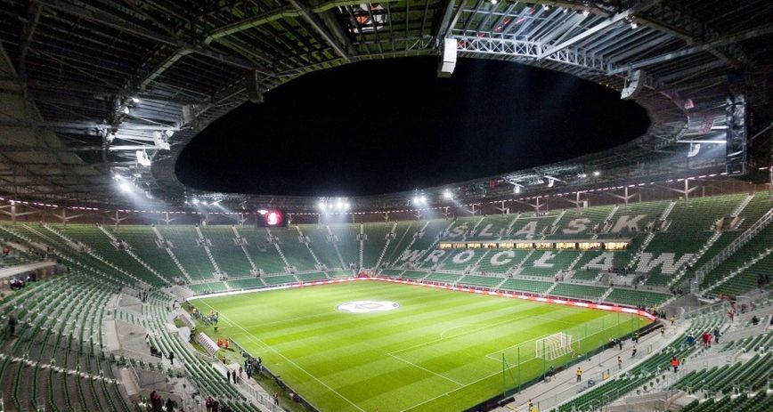 Koronawirus. Wrocław. Reklama za złotówkę na stadionie Śląska