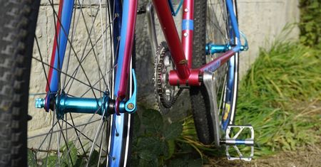 Uderzył w ścianę. Rowerzysta zginął na miejscu