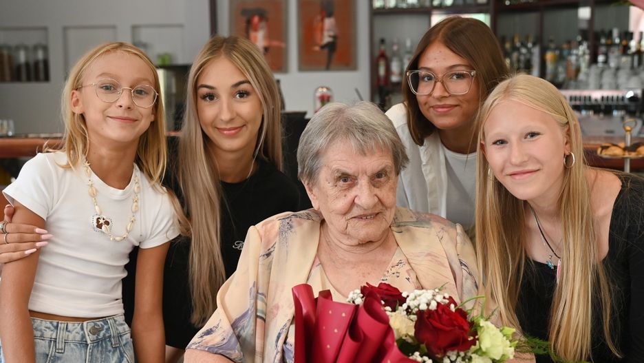 Pani Basia Handerek świętowała setne urodziny w gronie rodziny. Na zdjęciu z prawnuczkami.