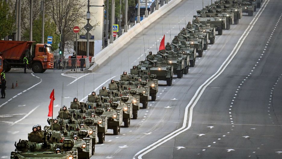 Przygotowania do obchod�w Dnia Zwyci?stwa w Moskwie
A Russian army convoy made up of tanks and other military vehicles travel through central Moscow during a rehearsal for the Victory Day parade where Russia will celebrate the 80th anniversary of the 1945 defeat of Nazi Germany, on May 3, 2025. Russia will mark "Victory Day" on May 9 with a huge military parade of troops and hardware on Red Square, presided over by President Vladimir Putin. (Photo by Alexander NEMENOV / AFP)
ALEXANDER NEMENOV