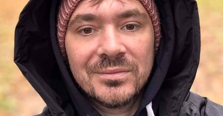 Daniel Martyniuk przyłapany na ulicy w Warszawie. Puszczał dymka i gawędził pod blokiem [ZDJĘCIA]