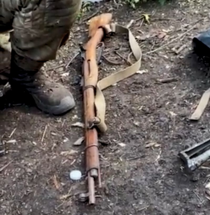 Znaleziony przez Ukraińców w rosyjskim okopie karabin Mosin M1891/30.