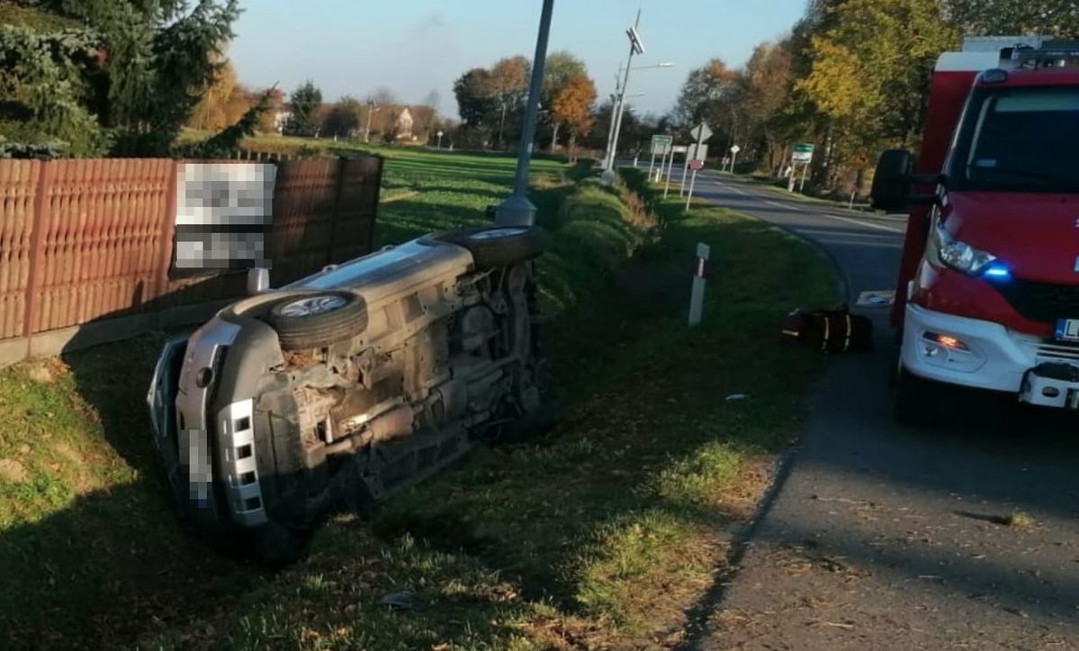 Osobowy chevrolet wylądował w rowie