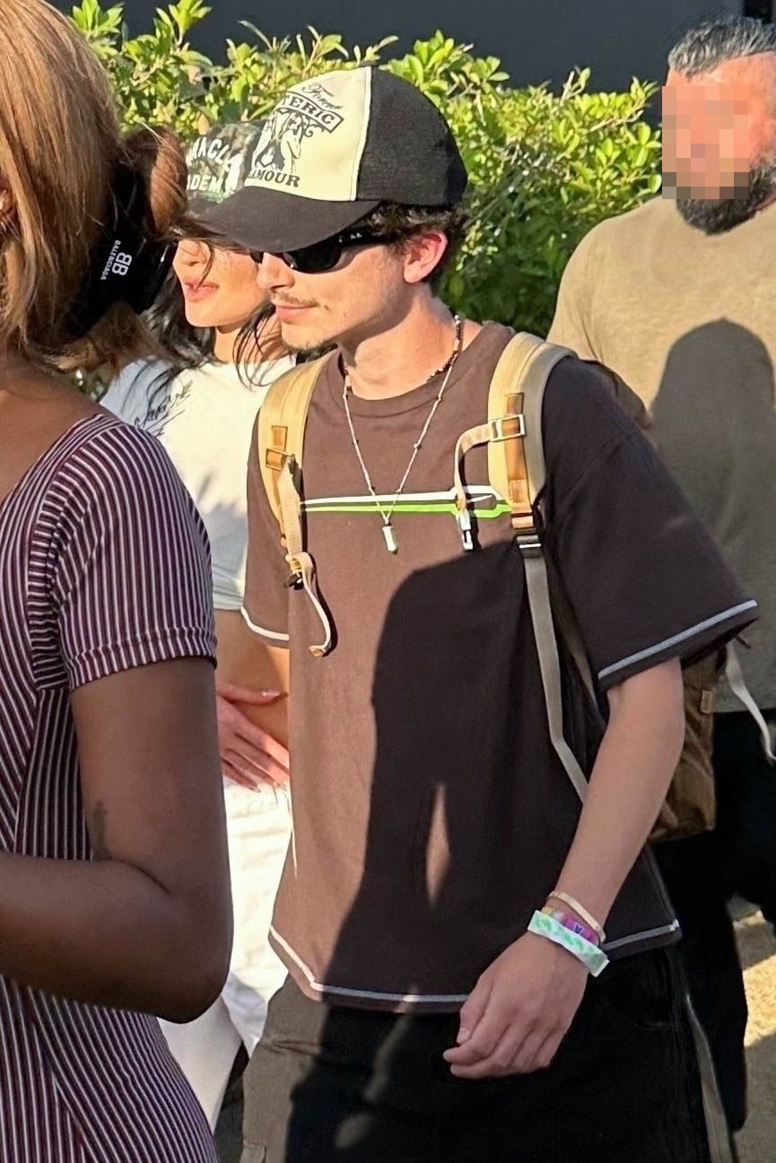 Kylie Jenner i Timothée Chalamet wtapiają się w tłum