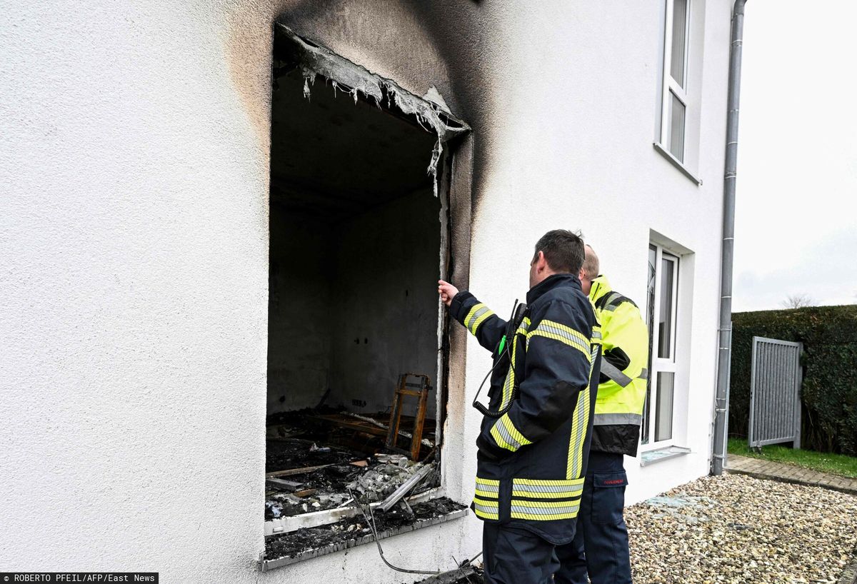 Strażacy sprawdzają miejsce, w którym 4 marca 2024 r. w Bedburgu w pożarze domu spokojnej starości zginęły cztery osoby.