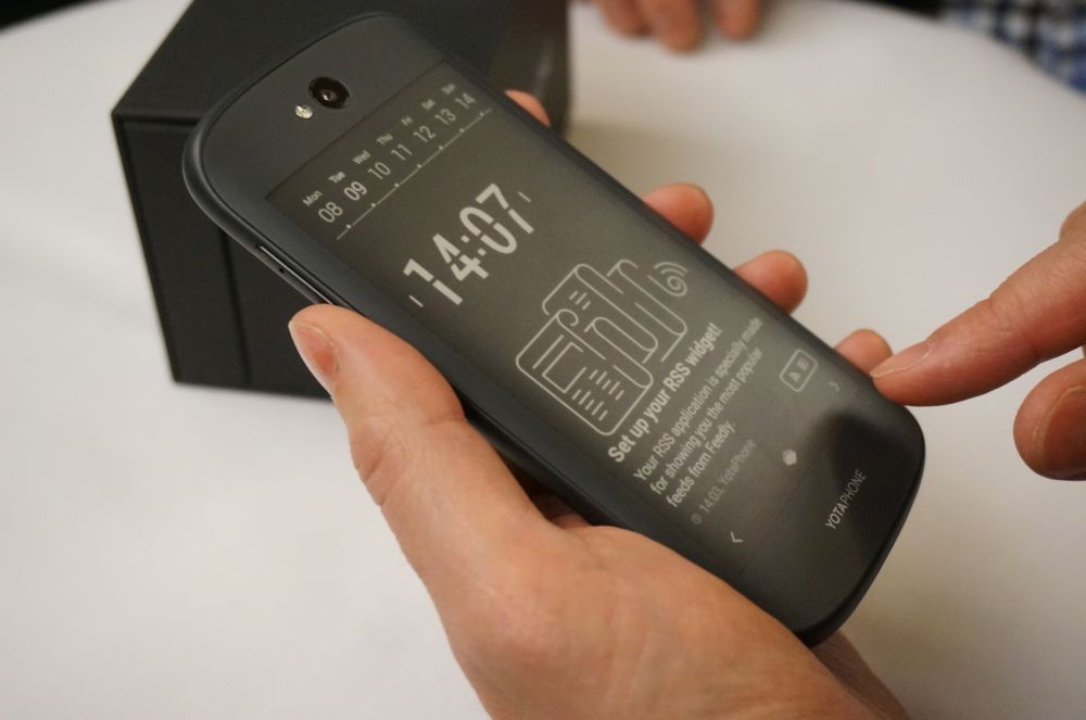 Yotaphone 2 w Polsce. Kto chce telefon z ekranem e-ink? 2