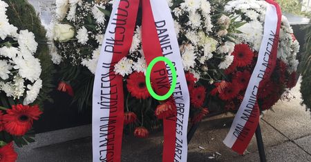 PiS przegrywa z językiem polskim. Taki wieniec złożył Daniel Obajtek