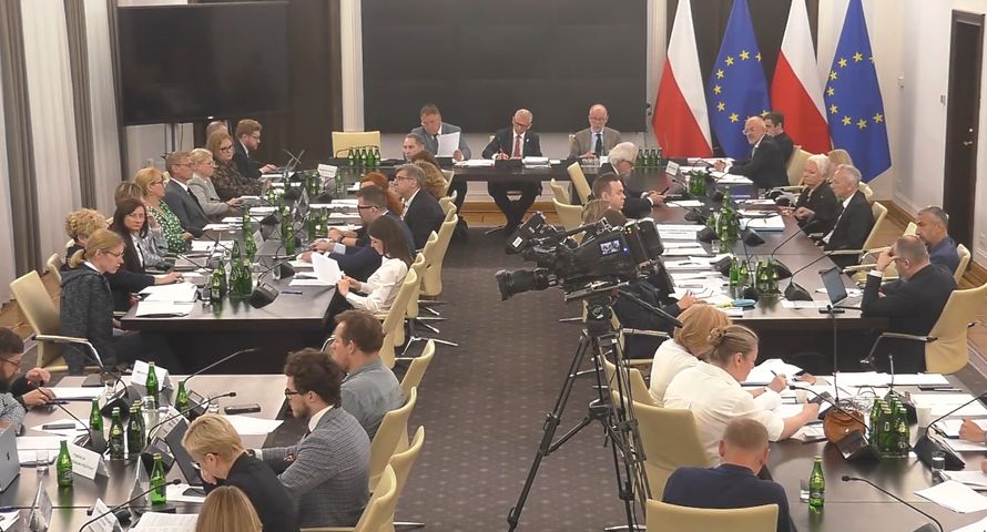 Będą surowe kary za ukryte reklamy polityczne. Obawy nadawców i wydawców