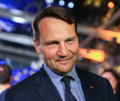 Sikorski przyjął trzecią dawkę. "Czip od Gatesa nadal nie działa"