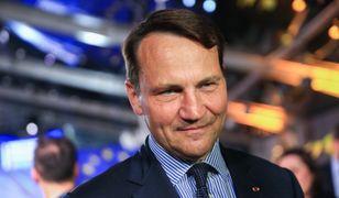 Sikorski przyjął trzecią dawkę. "Czip od Gatesa nadal nie działa"