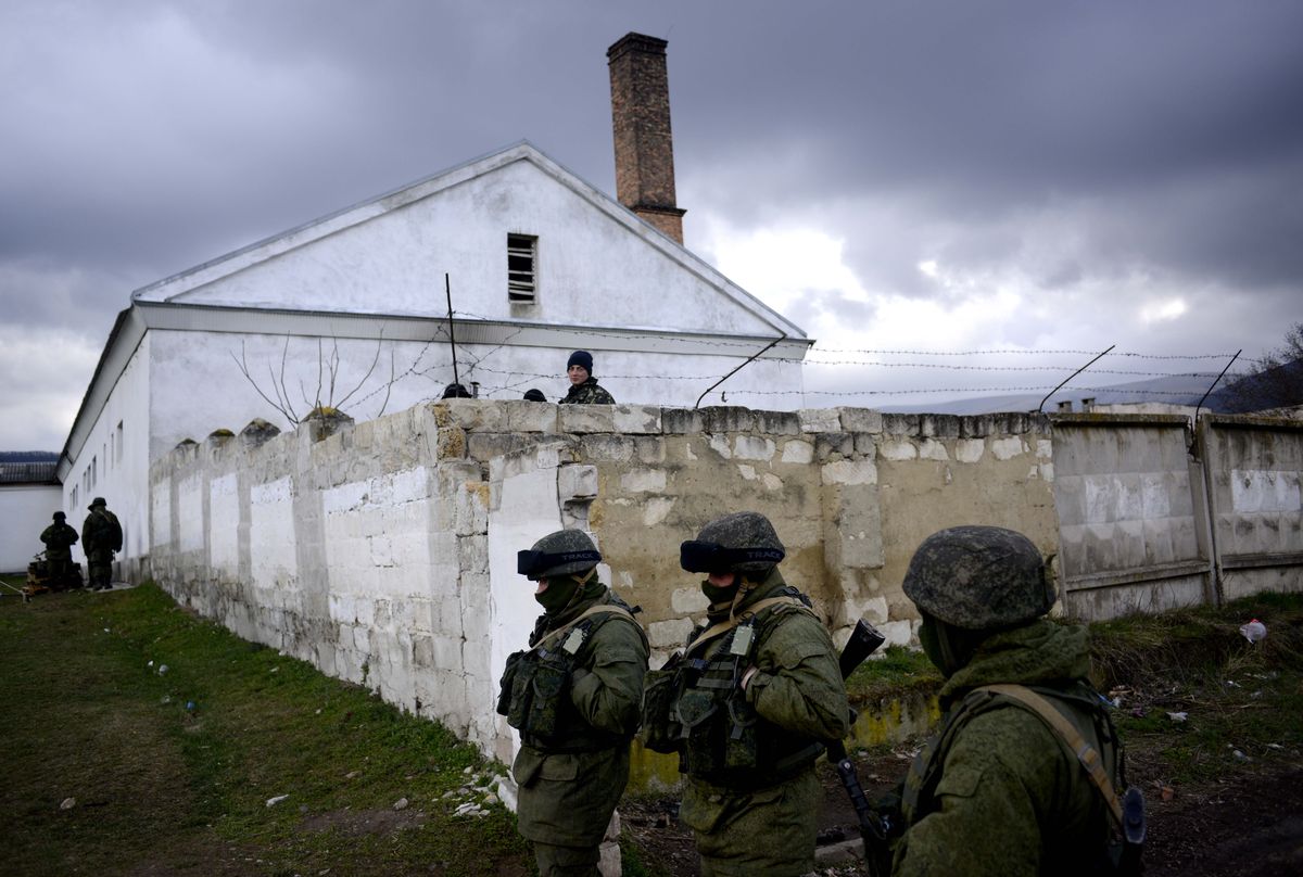 Rosyjscy żołnierze okupują ukraińską bazę wojskową w Pierewalnoje na Krymie