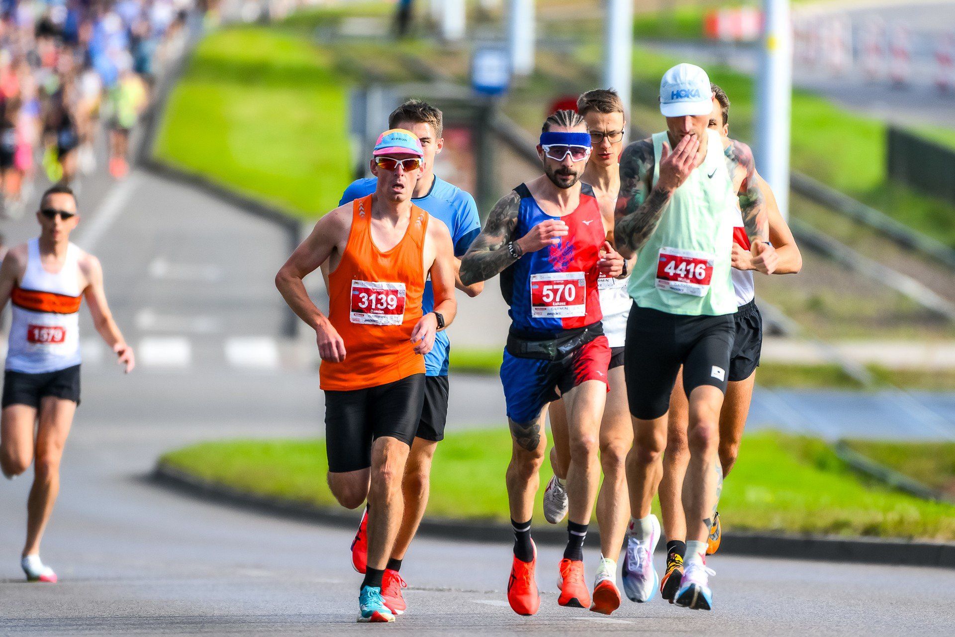 Biegacze na półmaratońskiej trasie (21,0975 km) podczas zawodów Garmin Półmaraton Gdańsk 2025
