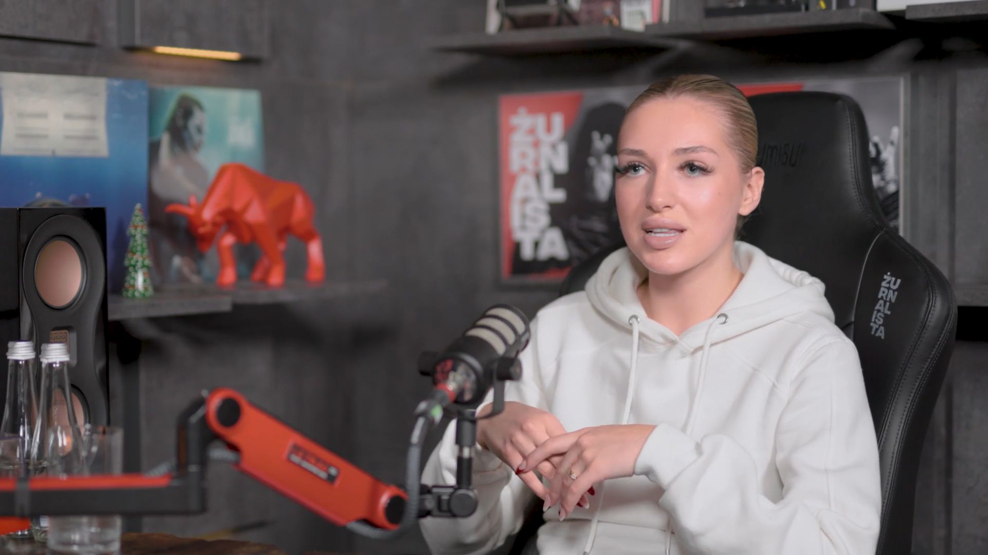 Caroline Derpienski u Żurnalisty